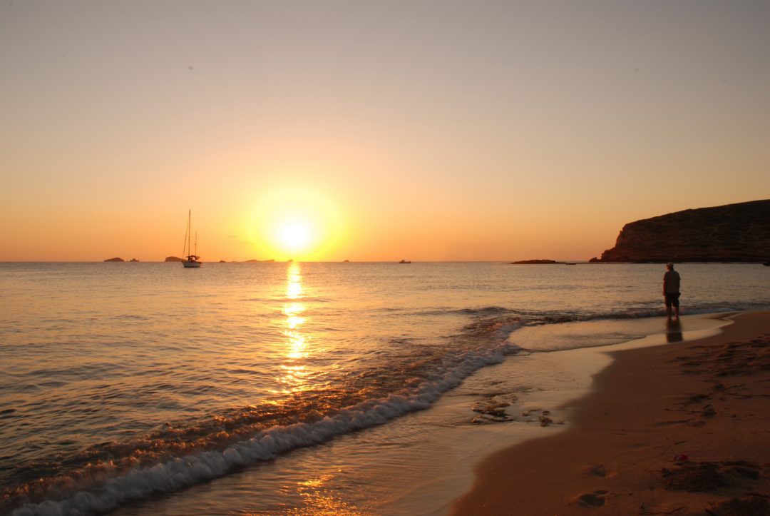 Ibiza, mare, tramonti e una campagna a sorpresa