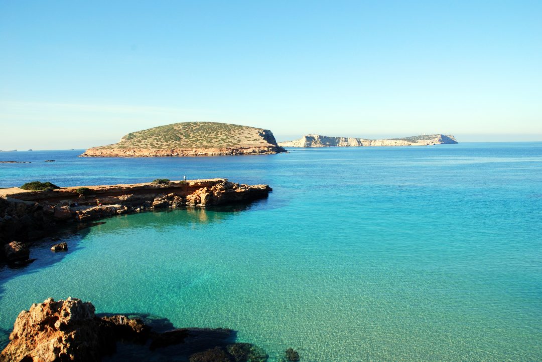 Ibiza, mare, tramonti e una campagna a sorpresa