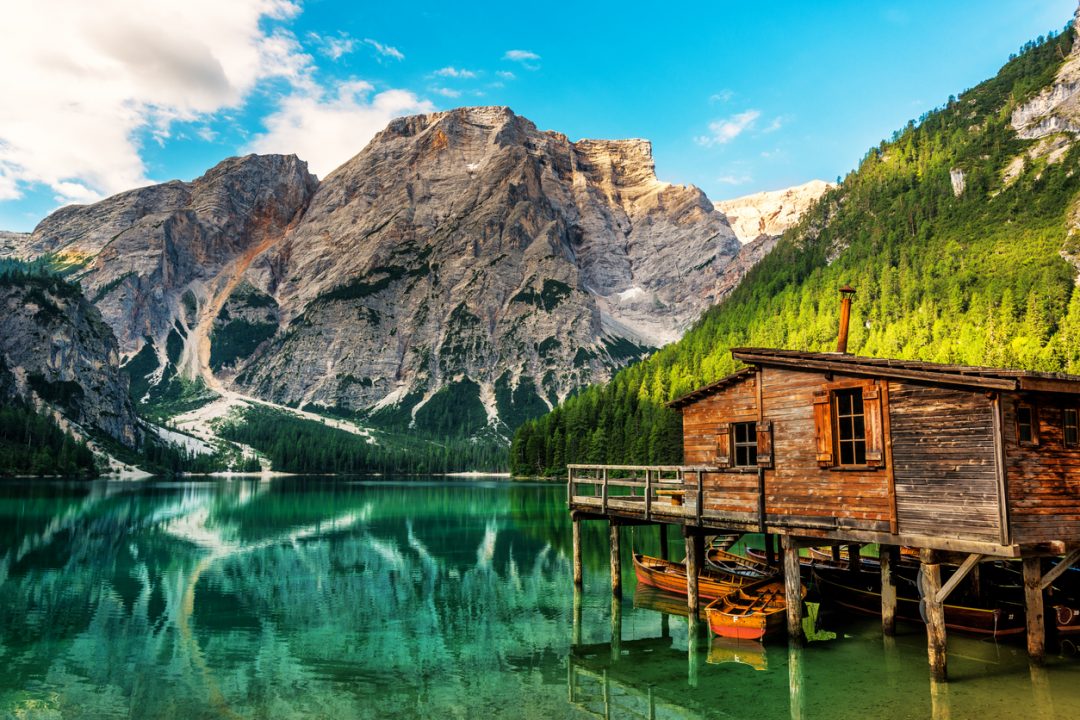 Il Lago di Braies, in Alto Adige: come arrivare e dove si trova il lago più famoso delle Dolomiti