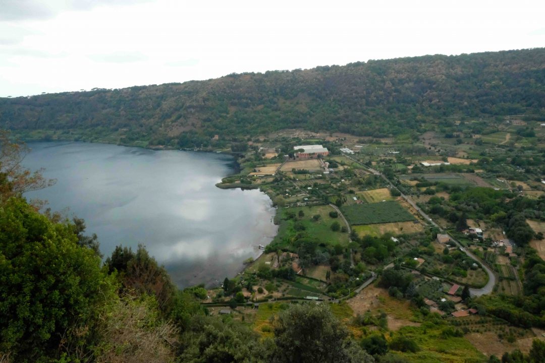 Il lago di Nemi: sullo sfondo il Museo delle navi romane