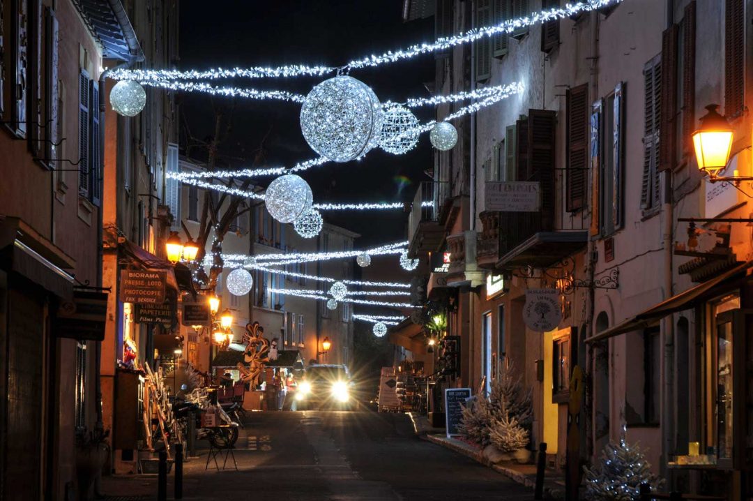 Decorazioni natalizie illuminiano le vie di Biot da novembre.