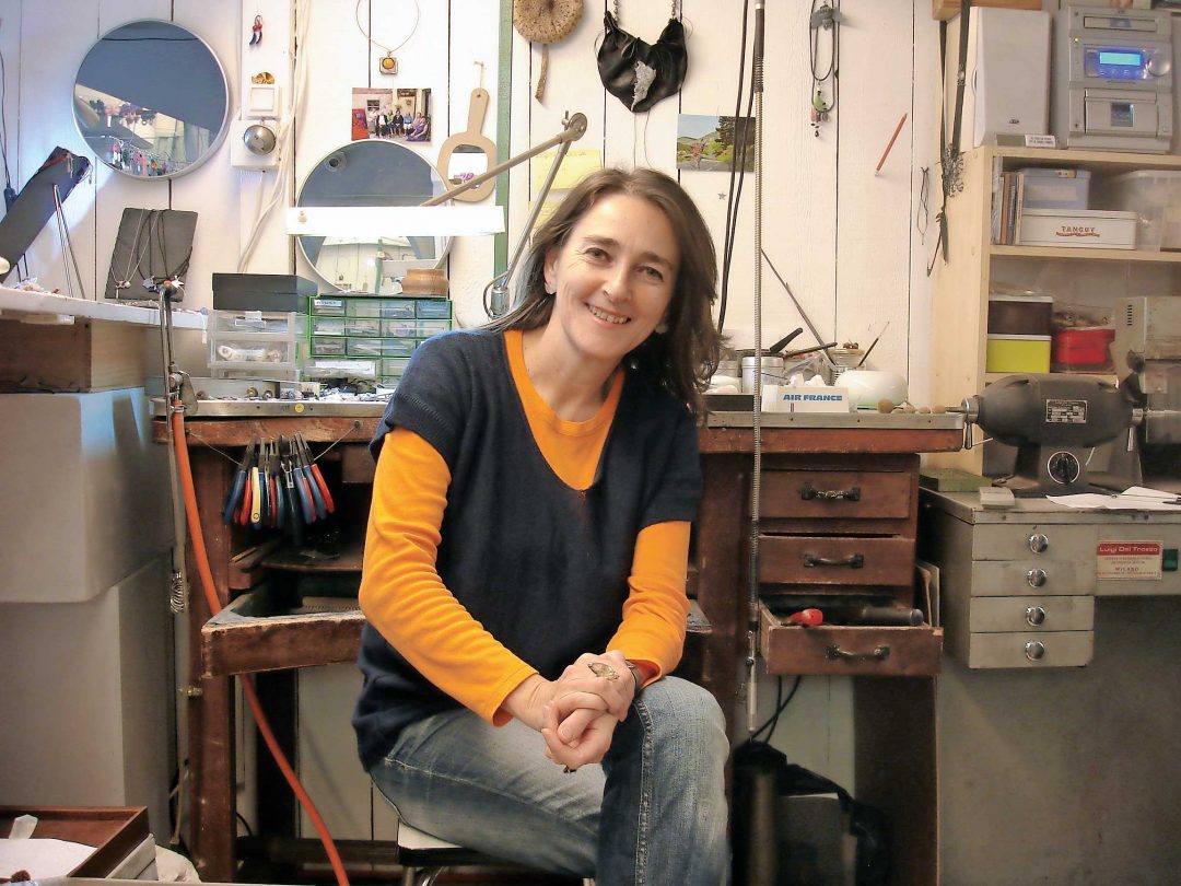 Maura Biamonti, creatrice di gioielli nel suo atelier a Biot.
