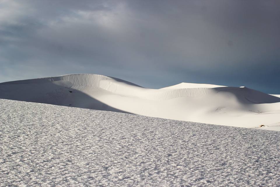 Neve nel deserto del Sahara: le foto dall’Algeria
