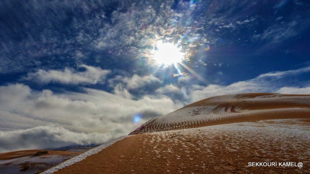 Neve nel deserto del Sahara: le foto dall’Algeria