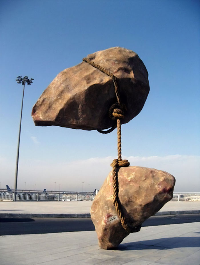 Le (assurde) sculture che sfidano la gravità