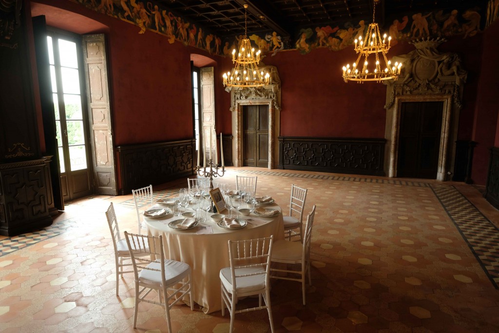 La sala rossa di Villa Arconati, nella quale si organizzano cene in costume - Foto di Carlo Rotondo.
