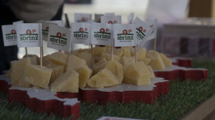 Foto In barca sui Navigli, con i formaggi svizzeri