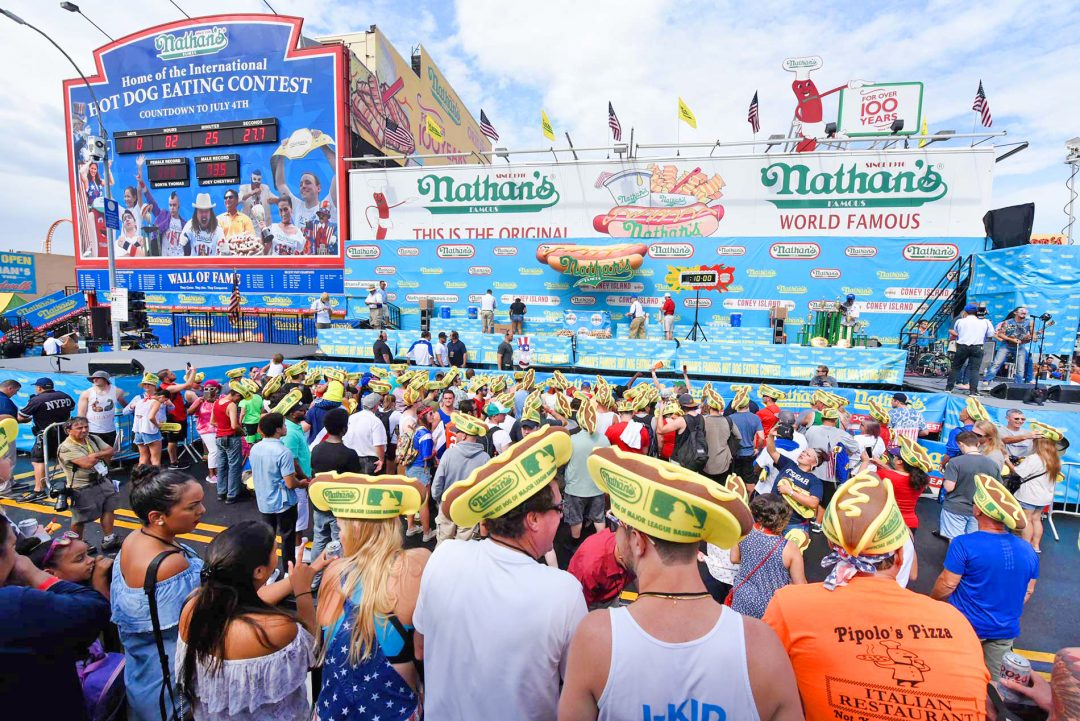 Coney Island golosa: il Campionato dei mangiatori di hot dogs