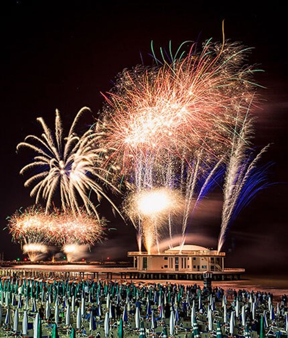 Comune di Vieste - 🎇🎆‼️ FUOCHI PIROTECNICI DI FERRAGOSTO ‼️🎆🎇 Come ogni  estate, a Vieste, tornano i fuochi d'artificio. I bellissimi spettacoli  pirotecnici illuminano la nostra cittadina. Ma dove vedere i fuochi