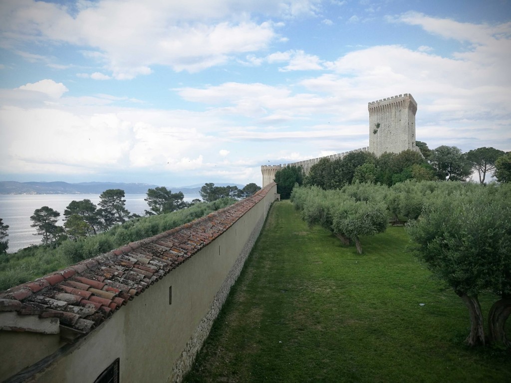 Camminamento-coperto-percorribile-sulla-sinsistra-e-giardino-della-Rocca-con-olivi-2