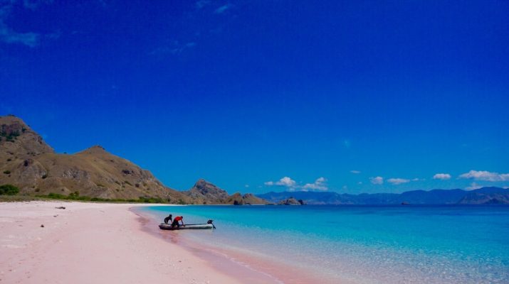Foto Blu, rosa, nera... Otto spiagge colorate da scoprire la prossima estate