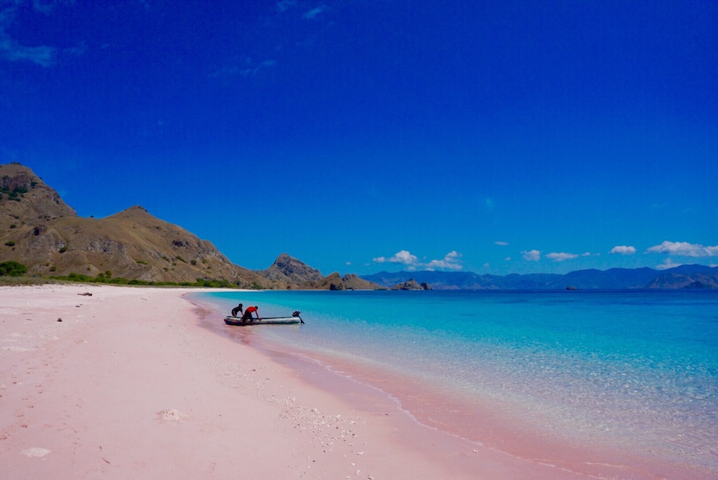 Blu, rosa, nera… Otto spiagge colorate da scoprire la prossima estate
