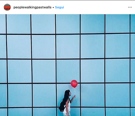 Foto 20 #peoplewalkingpastwalls: quante città riconosci?