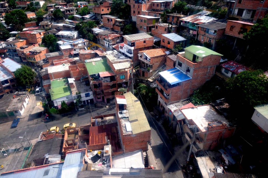 La Comuna n.º 13 San Javier  di Medellín, una delle 16 favelas della città, vista dalla funivia. Foto di Carlo Rotondo