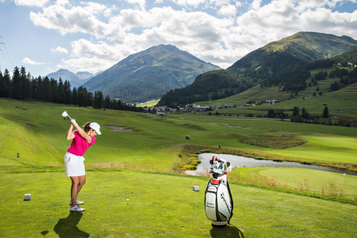 Giocatrice sul campo da golf di Zuoz (foto: by Engadin St. Moritz Byline: swiss-image.ch/Gian Andri Giovanoli).