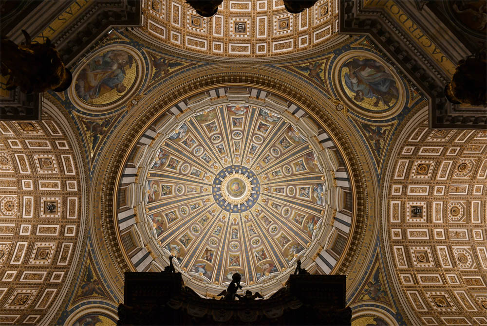 La Basilica di San Pietro brilla di nuova luce grazie a 100 mila led. Uno spettacolo mai visto