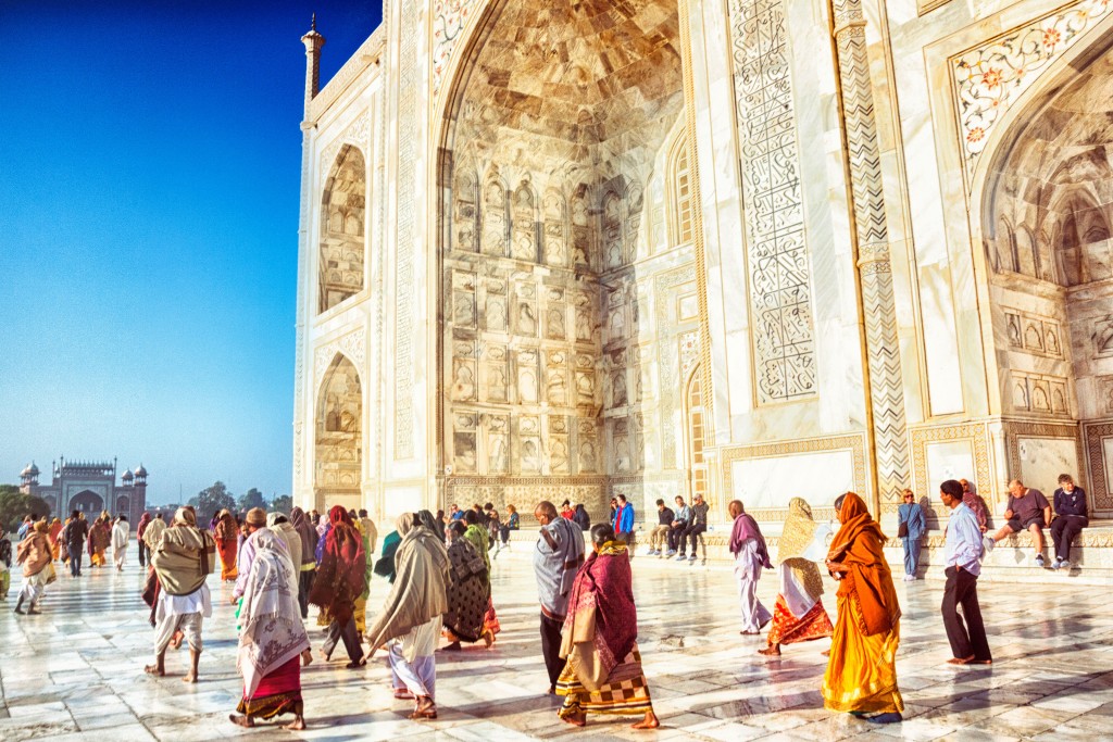 Visitatori al Taj Mahal di Agra