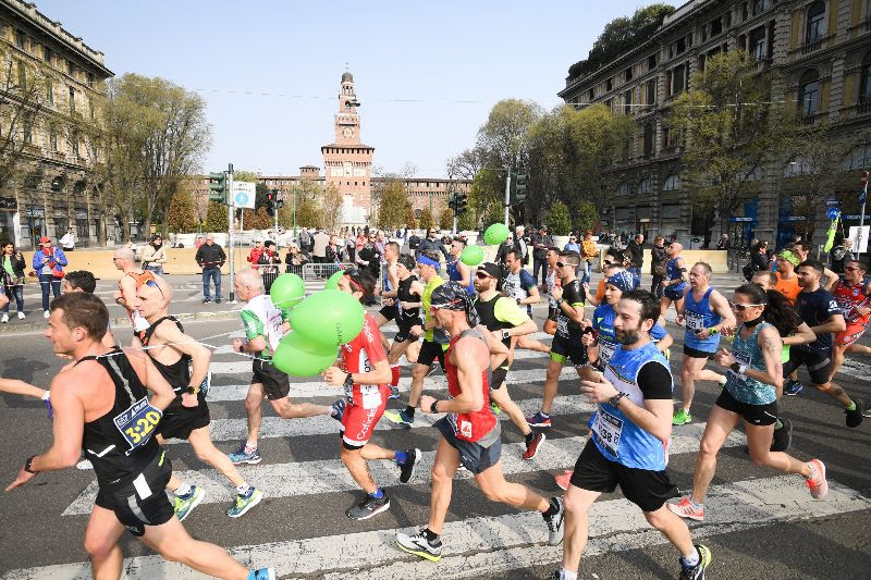 I runners della Milano Marathon in un passaggio nei pressi del Castello Sforzesco - credit La Presse