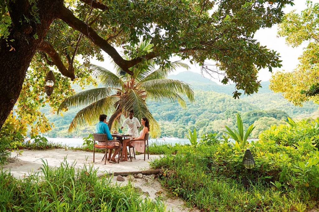 Pranzo in spiaggia al Cyann, ristorante del Constance Ephelia, a Mahé, nelle Seychelles.