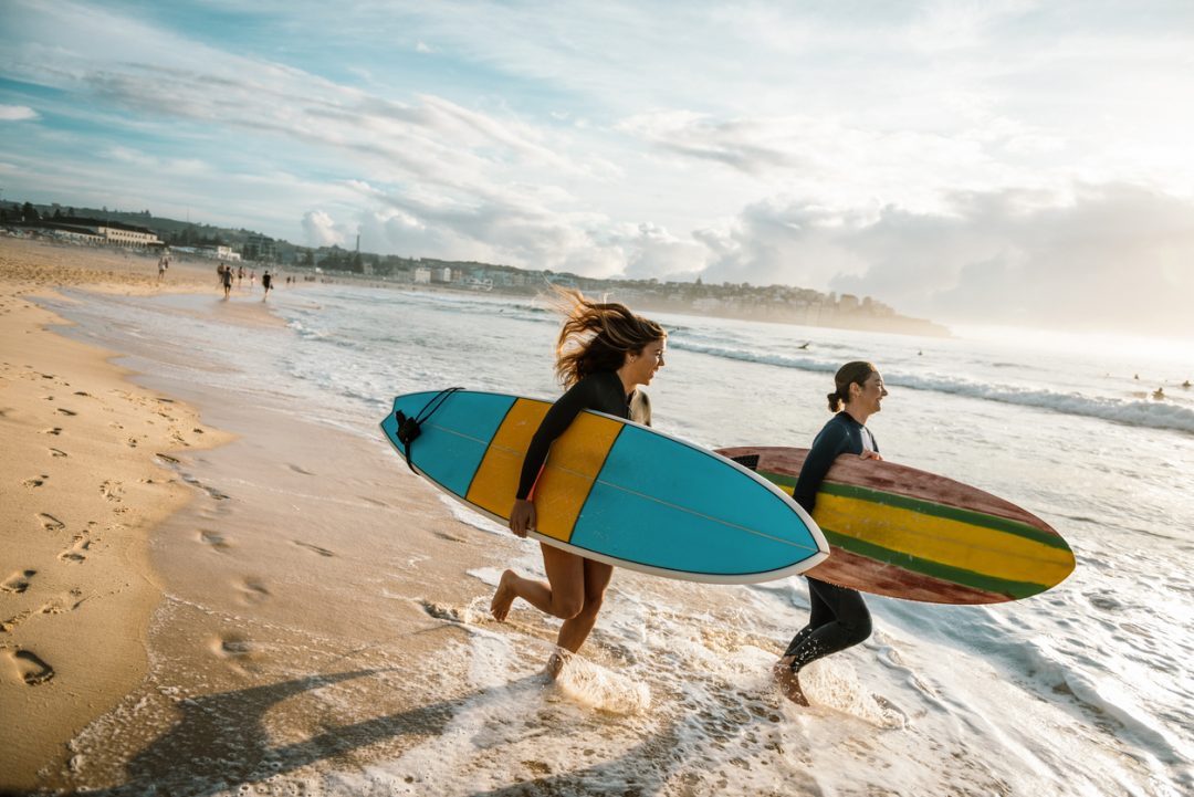 Donne surfiste