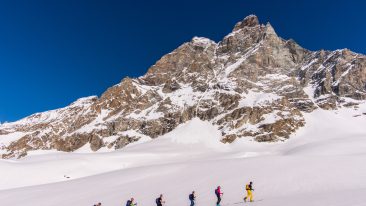 Scialpinisti ai piedi del Cervino, con Hervé Barmasse (foto di Marco Spataro)