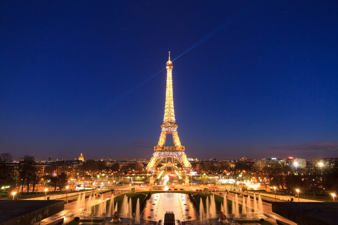 A Parigi è illegale fotografare la Tour Eiffel di notte