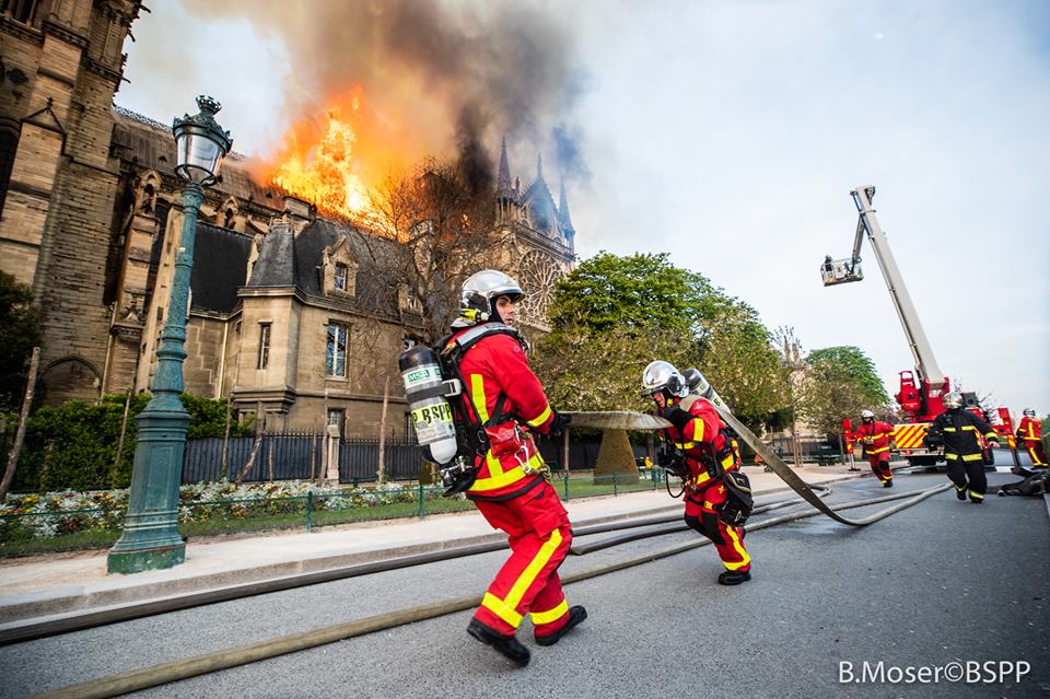 I vigili del fuoco di Parigi al lavoro per salvare la cattedrale (ph: Facebook/Pompiers de Paris)