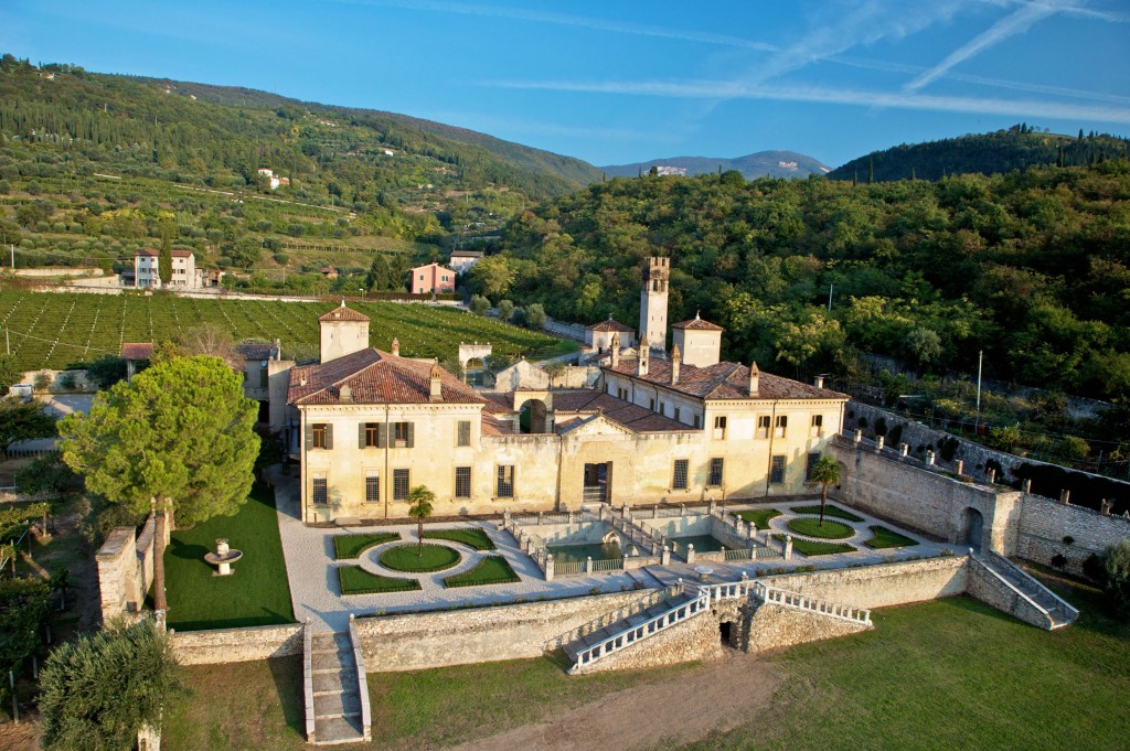 Veduta orientale di Villa Della Torre. La costruzione porta la firma di Giulio Romano, uno dei più importanti architetti del Rinascimento.