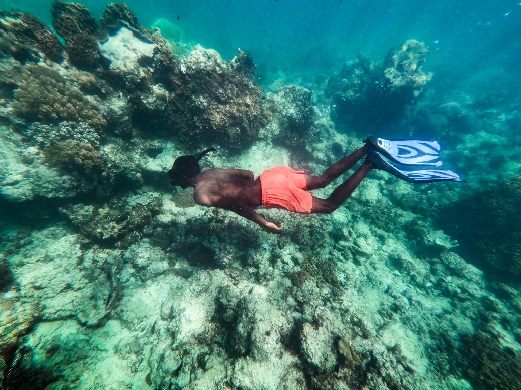 Snorkeling per ammirare la barriera corallina davanti al Coral Lodge Mozambico