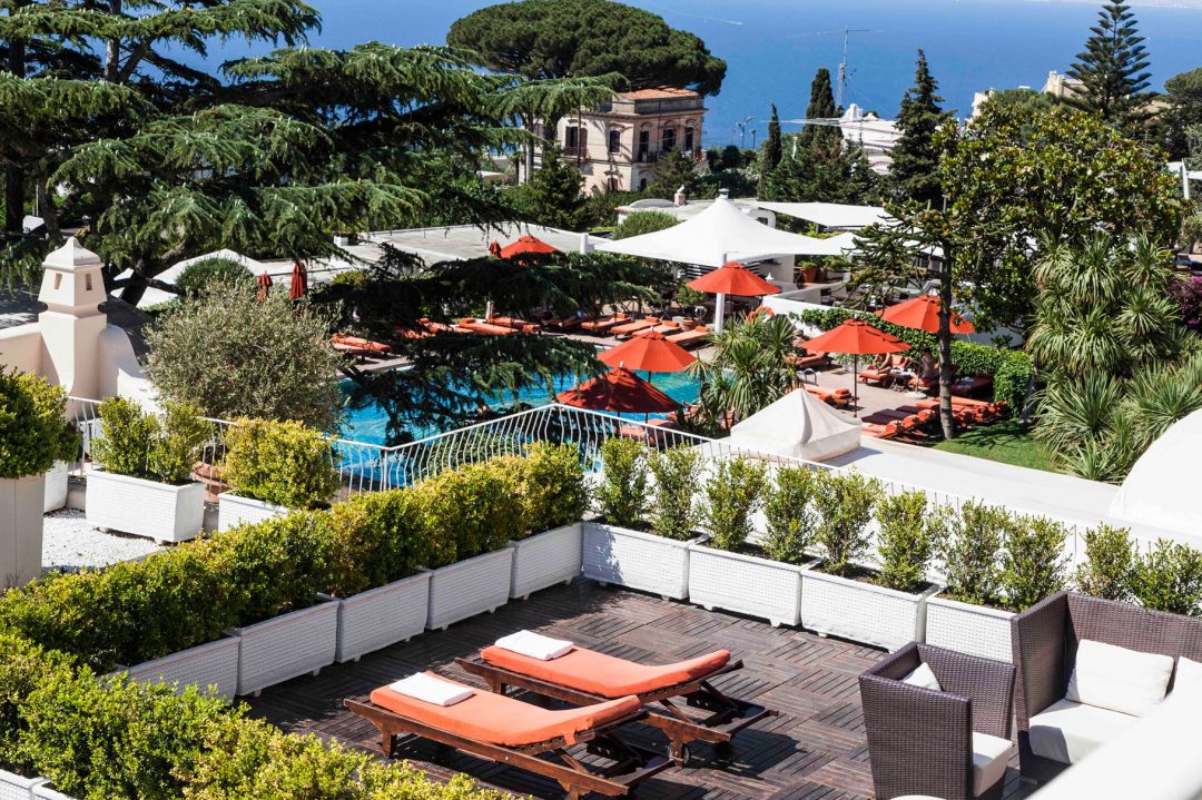 La piscina e giardino del Capri Palace