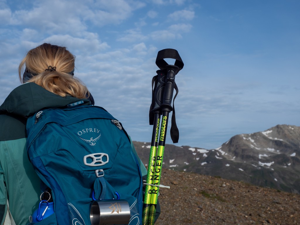 Per vivere la montagna in sicurezza, anche d'estate, l'equipment tecnico è fondamentale: zaino in spalla, scarponcini e bastoncini per il trekking, casco e occhiali per la bici.