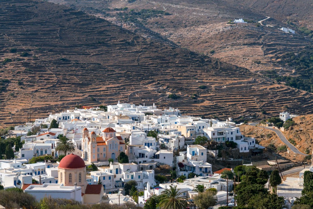 Vista panoramica su Pyrgos, paesino di case bianche a Tinos (ph: Marisa Montibeller/DOVE).