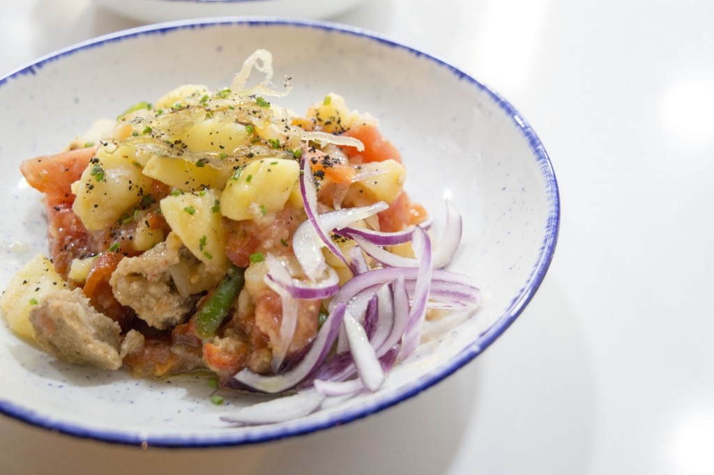 Insalata payesa, piatto tipico dell'isola di Formentera a base di pesce secco, patate, cipolle, pomodori e altri ortaggi.