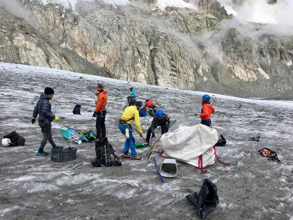 I volontari ripuliscono la Mer de Glace