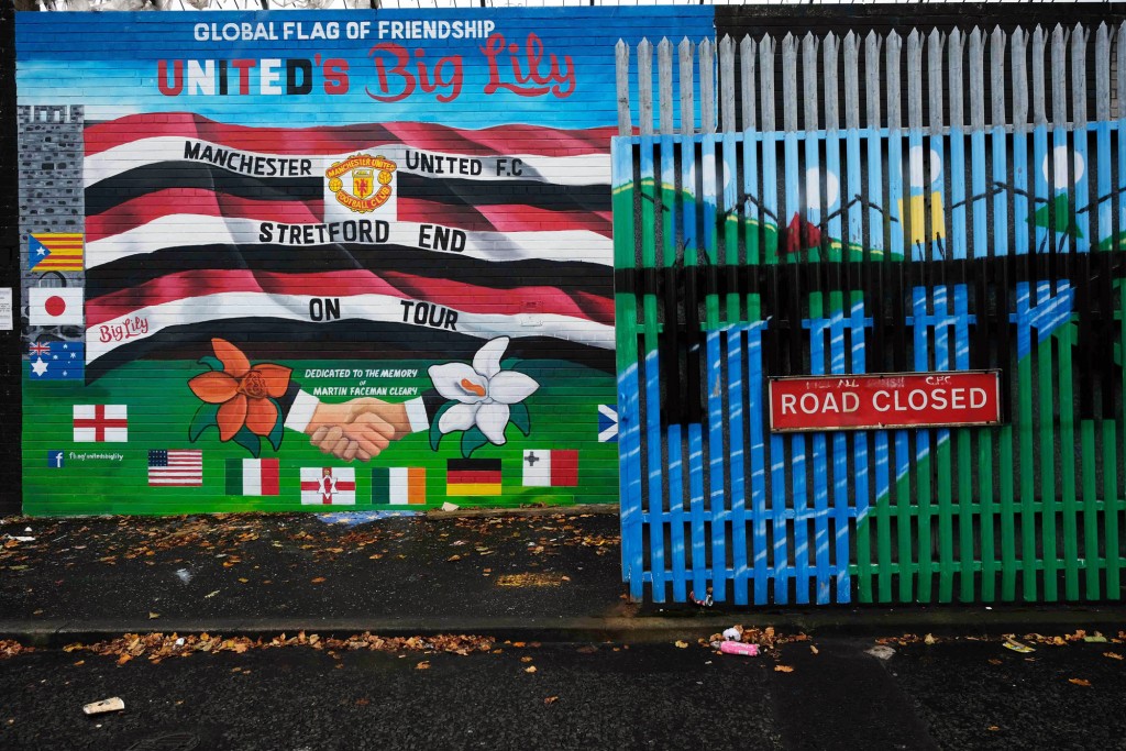 Il cancello che separa, lungo il Muro della Pace, la cattolica Falls Road e la protestante Shankill Road a belfast. Foto di Carlo Rotondo