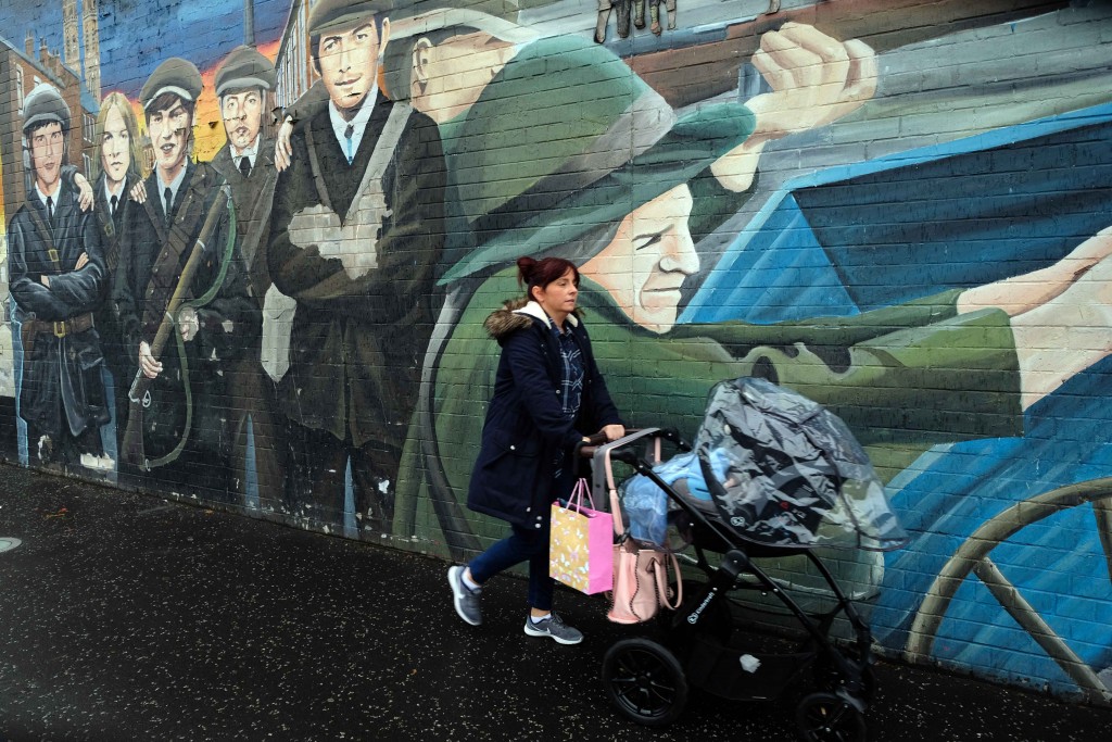 Muro della Pace: nel quartiere cattolico di Belfast il Muro che costeggia e divide la zona dalle strade protestanti è coperto di murales. Foto di Carlo Rotondo
