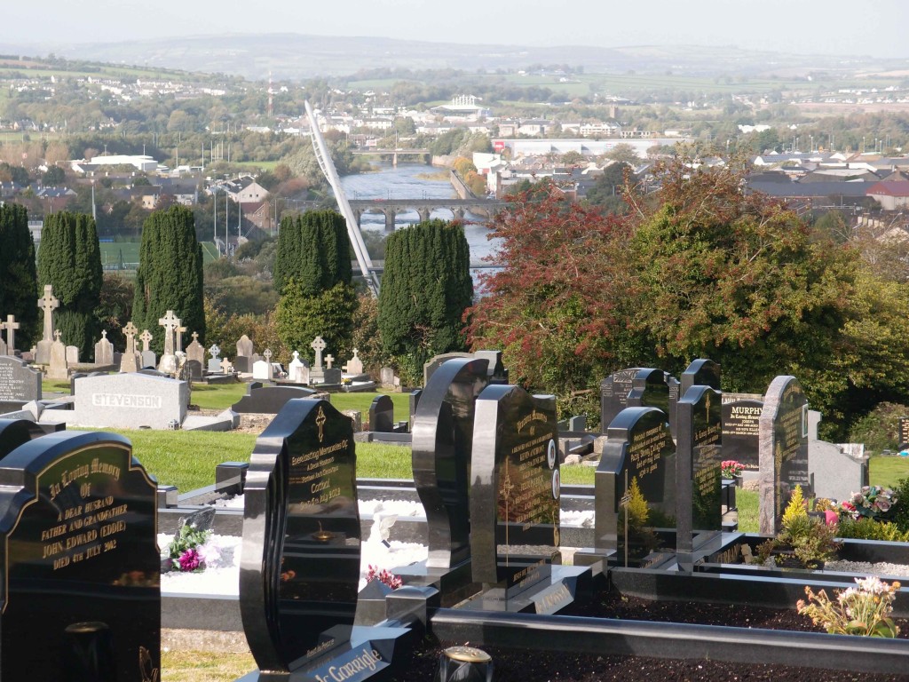 La cittadina di confine tra Irlanda e Ulster, Strabane: dal cimitero si vede il fiume Foyle lungo cui corre il confine. Foto di Valeria Palumbo