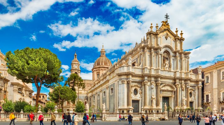 Foto Catania: dalla cattedrale di Sant'Agata al porto. Con vista sull'Etna