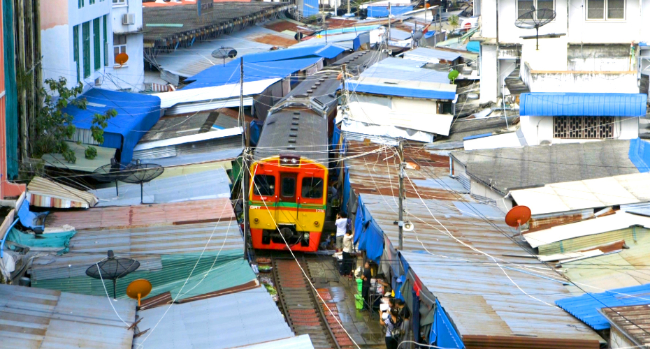 Thailandia: il mercato con il treno in mezzo