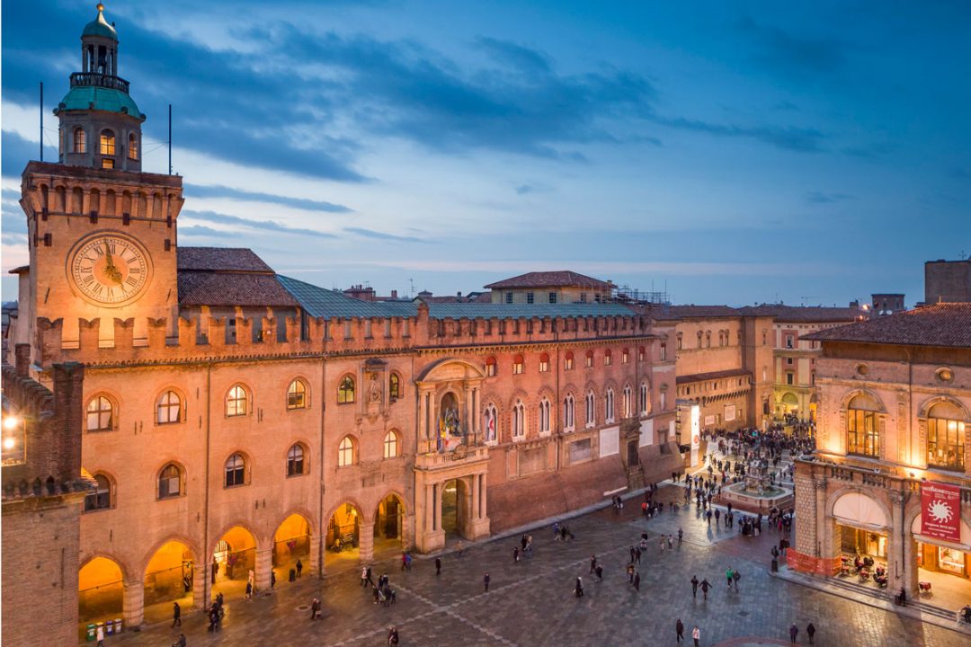 Piazza Maggiore a Bologna, con Palazzo d'Accursio e la Fontana di Nettuno