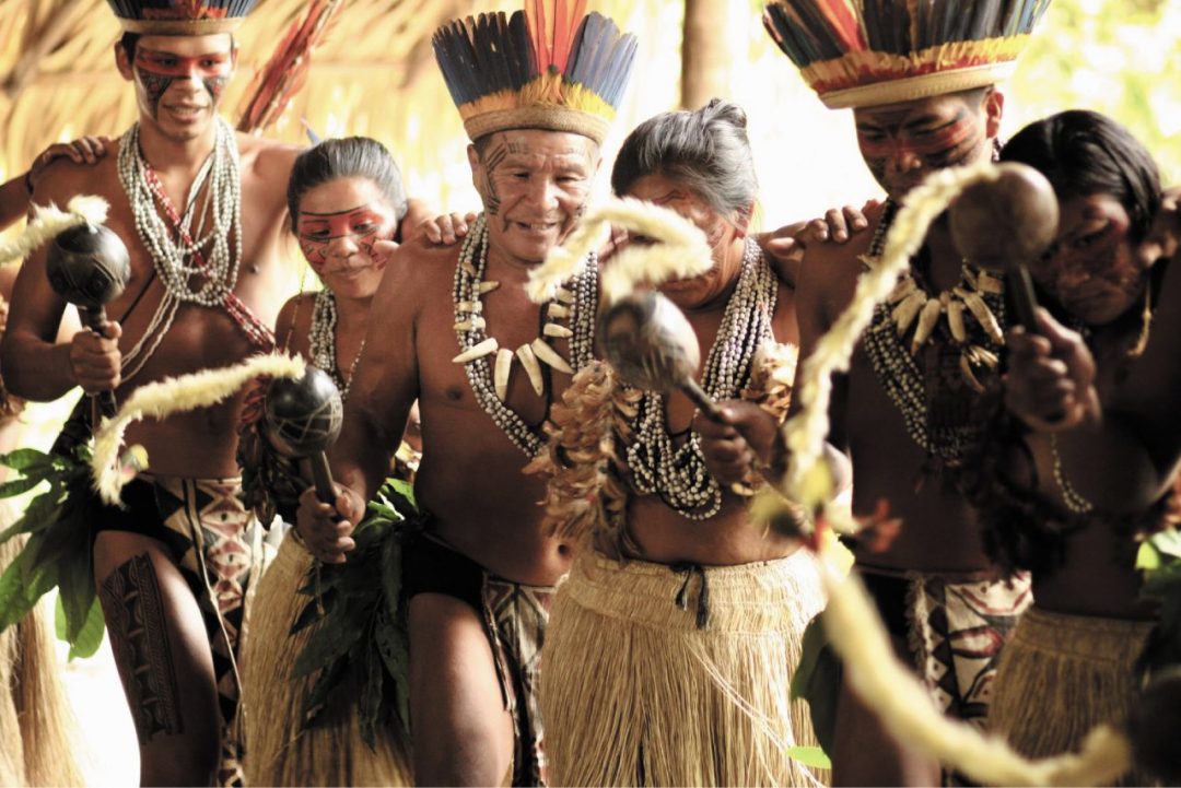 Folklore lungo il fiume: visita al villaggio Indios