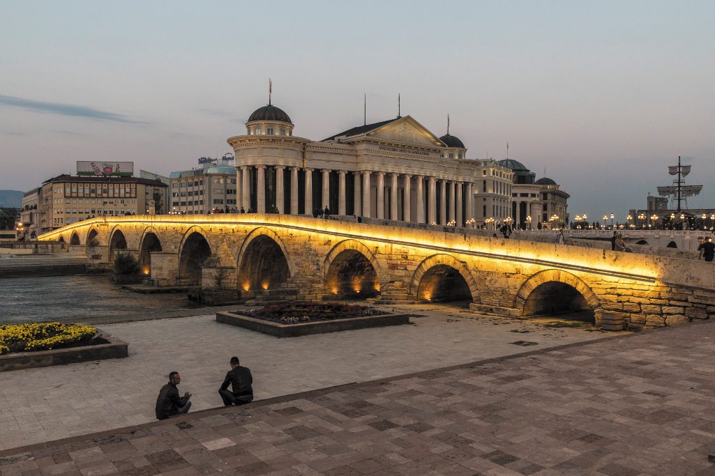 Cosa vedere a Skopjie, Macedonia del Nord: Il ponte di pietra sul fiume Vardar tra piazza Macedonia e il Vecchio Bazar della capitale