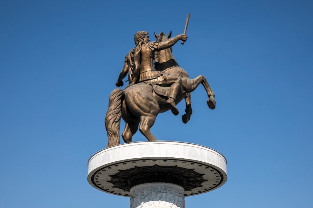 Statua del Guerriero a cavallo, a Skopje, Macedonia del Nord.