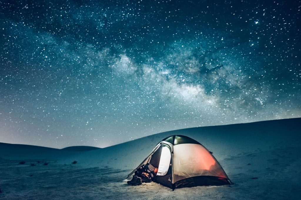 Si dorme in tenda sotto le stelle tra le dune del White Sands National Park (ph. iStock).