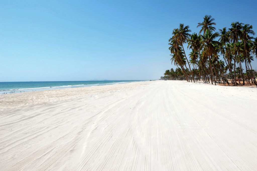 Al mare a febbraio, per godersi l'inverno al caldo: la spiaggia bianca di Ad Dahariz, in Oman