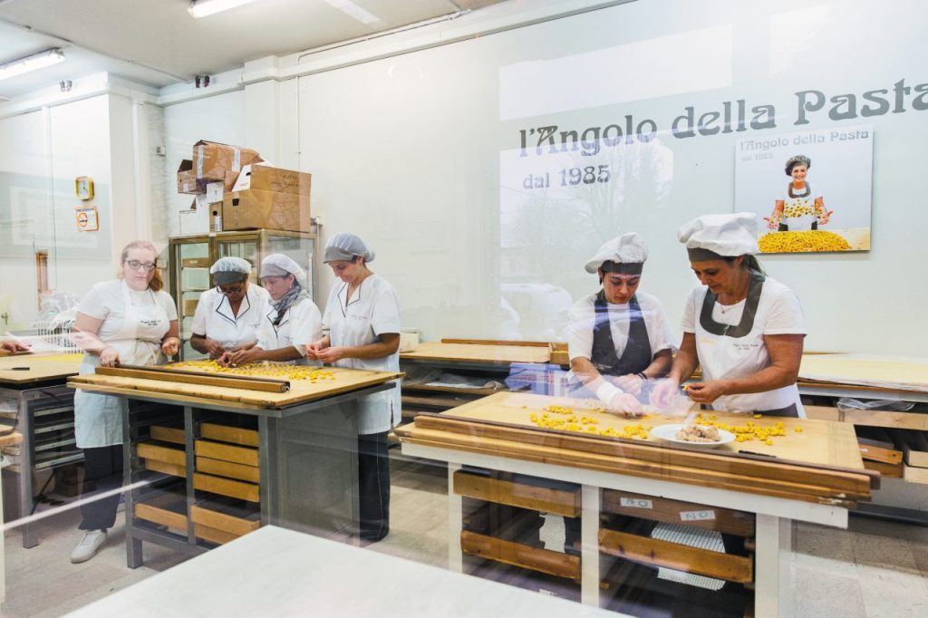 Imparare a fare i tortellini a L’Angolo della Pasta a Modena