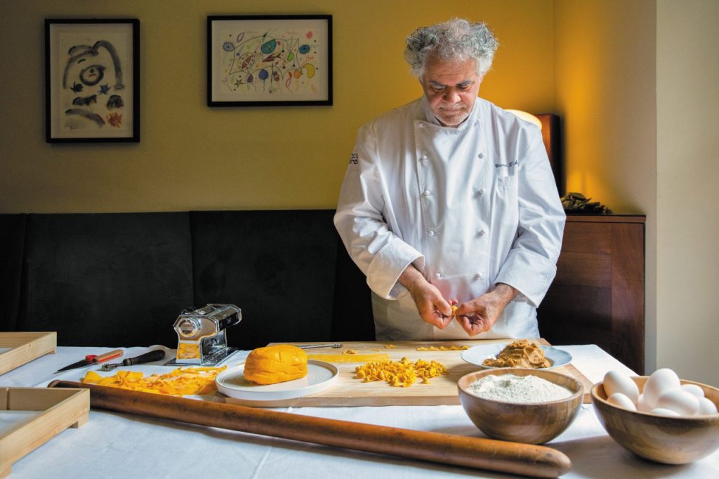 Gianni D’Amato nel suo Caffè Arti e Mestieri, a Reggio Emilia, prepara cappelletti piccolissimi, serviti in brodo di manzo e cappone.