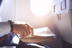 Volare in salute: 11 cose da non fare mai (e poi mai) su un aereo