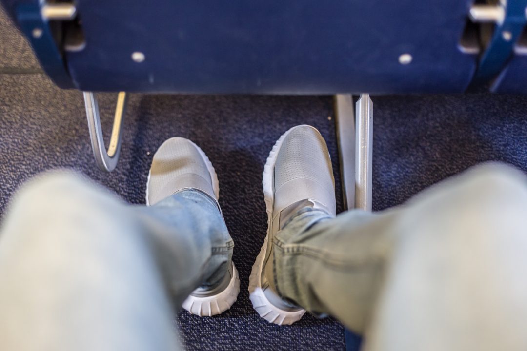 Non togliere le scarpe (appena l’aereo decolla)