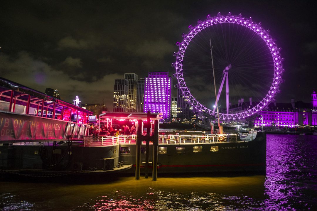 London Eye: la ruota si accende di rosa nel cielo di Londra